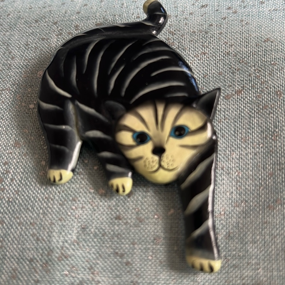Vintage hand painted cat brooch pin